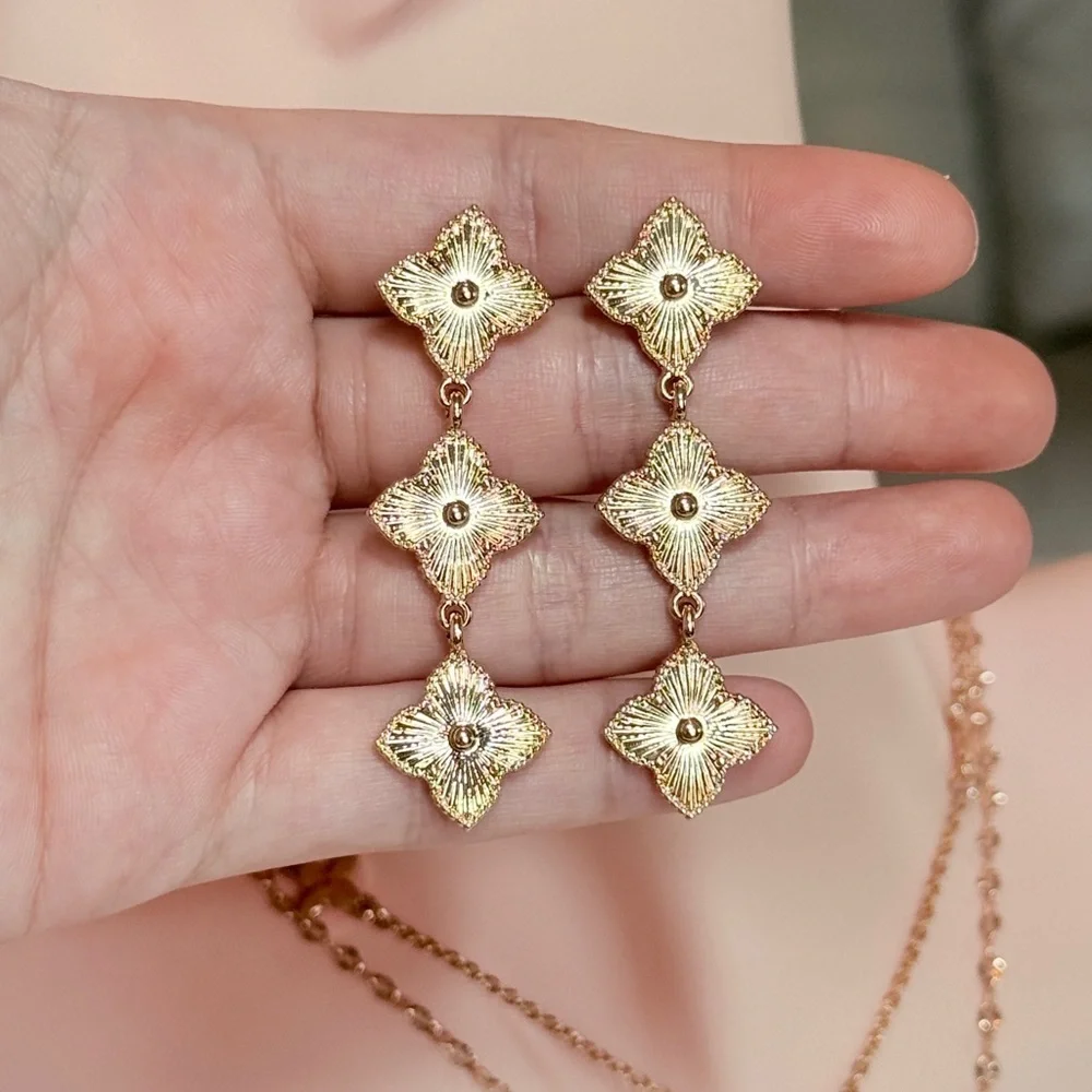 ⚜️ Elegant Gold Floral Drop Earrings